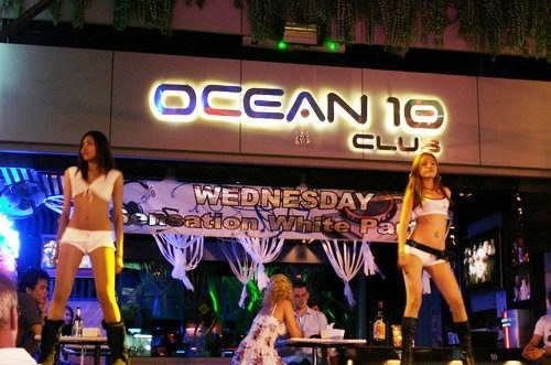 В клубе девушки сняли бикини на сцене